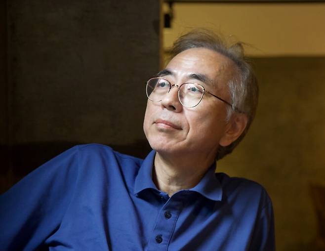 장편 <사자가 푸른 눈을 뜨는 밤>을 낸 소설가 조용호. “시대의 야만을 배경으로 죽음이라는 인간 보편의 숙명, 그 어두운 너머를 보면서 간절한 그리움에 대해 말하고 싶었다”라고 ‘작가의 말’에 썼다. 민음사 제공