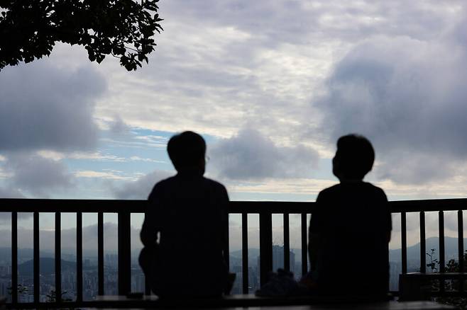 지난 10일 오전 시민들이 서울 남산에서 이틀 동안의 폭우 뒤 맑개 갠 하늘을 바라보고 있다. 12일 오후 전국이 구름이 약간 끼거나 맑은 날씨를 보일 것으로 전망된다. 연합뉴스