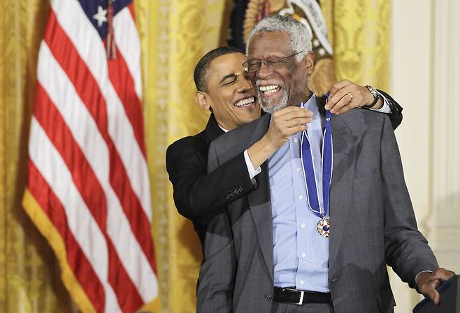 버락 오바마 전 미국 대통령이 2011년 2월15일 미국 워싱턴 백악관 이스트룸에서 러셀에게 자유의 메달을 걸어주고 있다. AP 연합뉴스