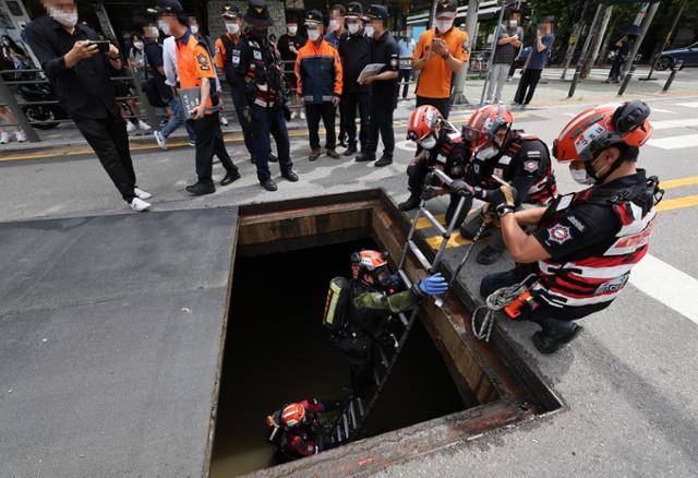 10일 서울 강남역 인근에서 119 특수구조대원 등이 폭우로 휩쓸린 실종자들을 찾는 작업을 하고 있다. 연합뉴스