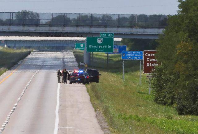 총기를 소지한 채 미국 오하이오주 신시내티의 연방수사국(FBI) 건물에 침입하려다 도주한 한 남성을 쫓기 위해 폐쇄된 고속도로에 11일 경찰차가 서 있다. AP 연합뉴스