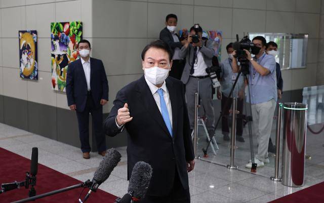 윤석열 대통령이 8일 서울 용산 대통령실 청사로 출근, 기자들과 약식 인터뷰를 하고 있다. 대통령실 제공