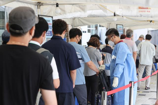 11일 오전 서울 마포구보건소 코로나19 선별진료소에서 검사를 받으려는 시민들이 대기하고 있다. 연합뉴스