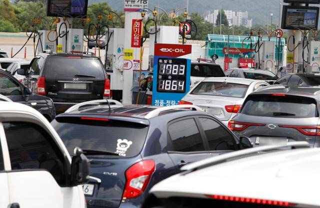 지난달 국제유가 하락세에 수입물가지수 상승세도 꺾인 것으로 나타났다. 사진은 7일 서울 만남의광장 휴게소 주유소에 줄 선 차량들. 뉴시스