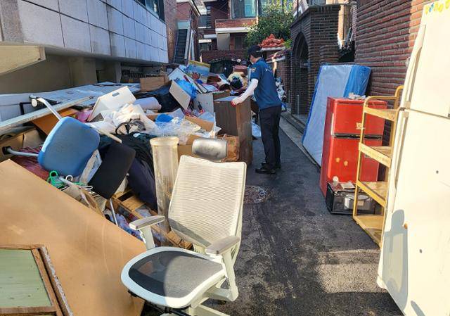 경찰청이 12일 수해지역인 서울 관악·동작구 등에 서울경찰청 경찰관과 의경 700여 명 등 10개 기동대 인원을 투입시켰다. 사진은 의경이 침수 주택 집기류를 정리하는 모습. 서울경찰청 제공