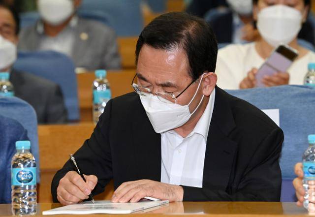 주호영 국민의힘 비상대책위원장이 12일 국회 의원회관에서 열린 대한민국 식량주권 쌀값 대책마련 정책토론회에서 메모를 하고 있다. 오대근 기자