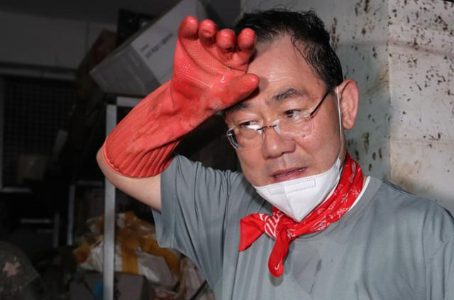 주호영 국민의힘 비상대책위원장이 11일 오전 서울 동작구 남성사계시장에서 수해 복구 봉사활동 중 이마의 땀을 닦고 있다. 오대근 기자