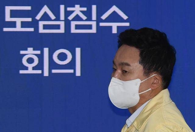 10일 서울 종로구 정부서울청사에서 열린 하천홍수 및 도심침수 대책회의에 참석한 원희룡 국토부 장관이 상황실로 들어서고 있다. 서재훈기자