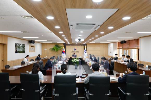 윤종인 개인정보보호위원회 위원장이 10일 오전 서울 종로구 정부서울청사에서 개최된 제13회 전체회의를 진행하고 있다. [사진=개인정보위]