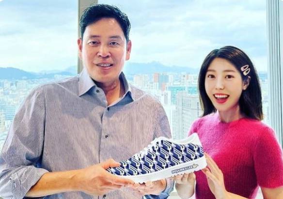 가상인간 와이티와 함께 찍은 사진을 게시한 정용진 신세계그룹 부회장. 출처=정용진 신세계그룹 부회장 인스타그램