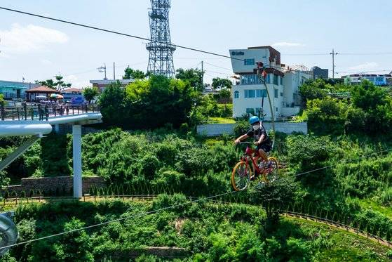 묵호등대 옆에는 ‘도째비골스카이밸리’라는 이름의 관광지가 생겼다. 바다 전망이 빼어난 59m 높이의 스카이워크, 하늘 위 외줄을 달리는 ‘스카이 사이클’ 등이 벌써 명물로 떠오르고 있다.