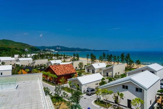 1년여의 복구공사 끝에 다시 문 연 망상오토캠핑리조트.