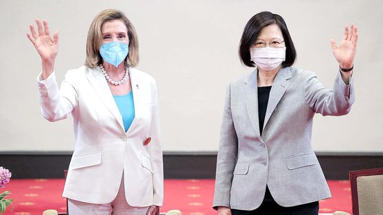 중국의 강력한 반발 속에 지난 2일 대만을 방문한 낸시 펠로시(왼쪽) 미국 하원의장이 하루 뒤 차이잉원 총통을 만나 취재진을 향해 손을 흔들고 있다. [AFP=연합뉴스]