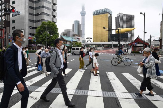 엔저 영향으로 해외 자금이 대거 일본 부동산 시장으로 유입되고 있다. 지난 4일 일본 도쿄 시민들이 아사쿠사 인근을 지나가고 있다. AFP=연합뉴스