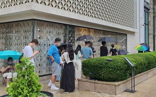 지난 11일  서울 중구 롯데백화점 에비뉴엘 본점 정문 앞에는 '샤넬 오픈런'을 위해 점포 개점 전부터 20여 명의 사람들이 늘어섰다. 이미경 기자