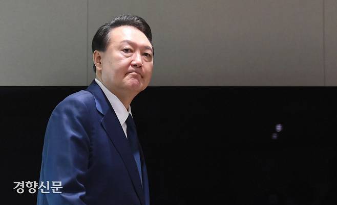 윤석열 대통령이 12일 대통령실 청사에서 에드워드 마키 미국 상원 동아시아·태평양소위원장을 접견하기 위해 걸어가고 있다. 강윤중 기자