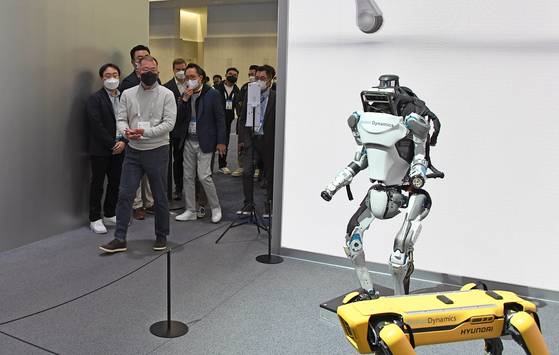 Hyundai Motor Group Executive Chair Euisun Chung visits the company's booth during the CES 2022 in Las Vegas that features robots developed by Boston Dynamics. [HYUNDAI MOTOR]