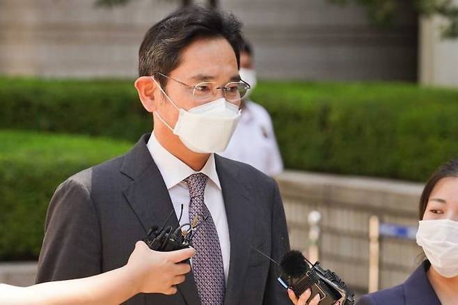 이재용 삼성전자 부회장이 12일 오후 서초구 서울 중앙지방법원에서 열린 회계 부정과 부당 합병 등의 공판을 마치고 나와 취재진 질문에 답하고 있다.&nbsp; 임형택 기자