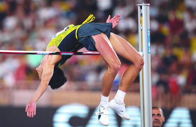 우상혁이 11일(한국시간) 모나코 퐁비에유 루이 2세 스타디움에서 열린 2022 세계육상연맹 다이아몬드리그 남자 높이뛰기 경기에서 바를 넘고 있다. 로이터연합뉴스
