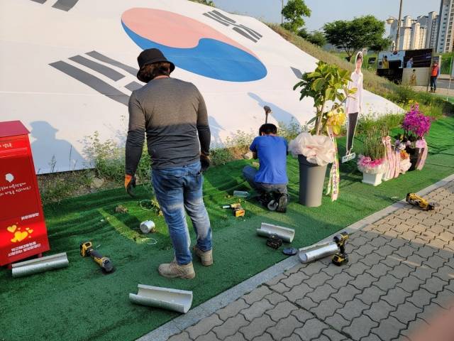 철거 인력들이 대구 달성군 박근혜 사저 앞 시설물을 철거하고 있는 모습. 달성환영단 제공