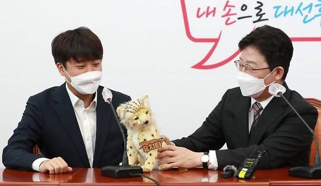 지난 6월 북콘서트 찾은 이준석과 유승민 / 사진=연합뉴스