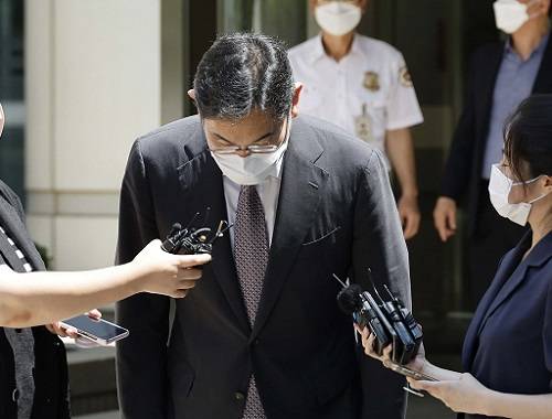 윤석열 정부가 12일 광복절 특별사면을 단행했다. 이날 복권된 이재용 삼성전자 부회장이 서울 중앙지법에서 삼성물산·제일모직 부당 합병과 관련해 재판을 마치고 나오면서 고개 숙여 인사하고 있다. 이 부회장은 이날 "새롭게 시작할 수 있도록 기회를 주셔서 진심으로 감사드린다"며 "지속적인 투자와 청년 일자리 창출로 경제에 힘을 보태겠다"고 약속했다.  <김호영 기자>