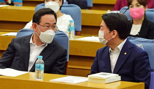 국민의힘 주호영 비상대책위원장(왼쪽)과 안철수 의원이 12일 국회 의원회관에서 열린 정책토론회에서 대화하고 있다. [김호영 기자]