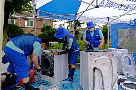 삼성전자서비스가 서울 관악구에서 수해 전자제품 무상점검 및 수리를 진행하고 있다. (삼성전자 제공)