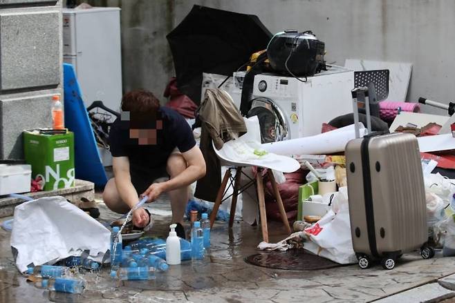 10일 오전 서울 관악구 신대방역 사거리 인근 빌라촌에서 주민이 침수된 물건들을 정리하고 있다. 2022.08.10.