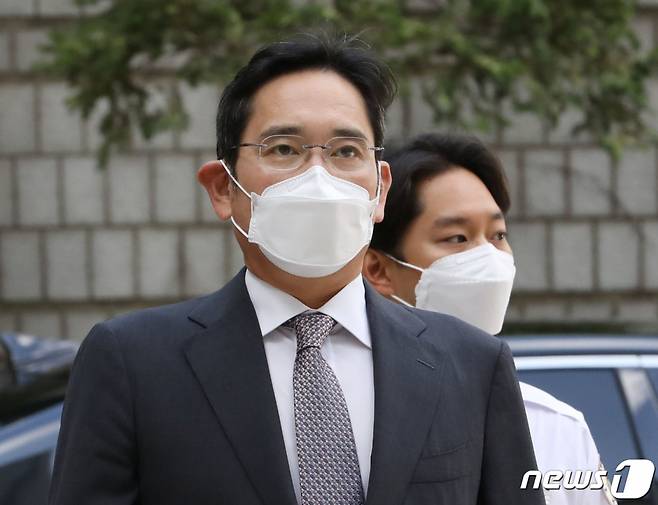 (서울=뉴스1) 이성철 기자 = 이재용 삼성전자 부회장이 12일 오전 서울 서초구 서울중앙지방법원에서 열린 회계 부정과 부당 합병 혐의 관련 1심 속행공판에 출석하고 있다. 2022.8.12/뉴스1  Copyright (C) 뉴스1. All rights reserved. 무단 전재 및 재배포 금지.