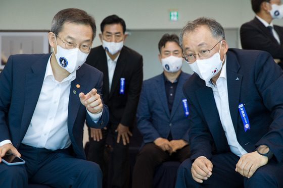 이종호 과학기술정보통신부 장관이 21일 오후 전라남도 고흥군 나로우주센터에서이상률 한국항공우주연구원장 등과 누리호 발사를 참관 하고 있다.(과학기술정보통신부 제공) 2022.6.21/사진제공=뉴스1