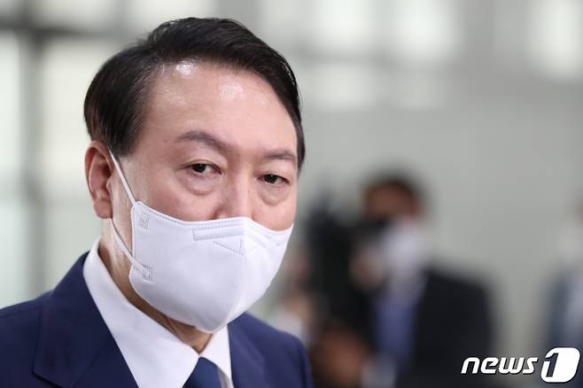 (서울=뉴스1) 오대일 기자 = 윤석열 대통령이 12일 오전 용산 대통령실 청사에서 열린 출근길 문답(도어스테핑)에서 취재진의 질문에 답하고 있다. 2022.8.12/뉴스1  Copyright (C) 뉴스1. All rights reserved. 무단 전재 및 재배포 금지.