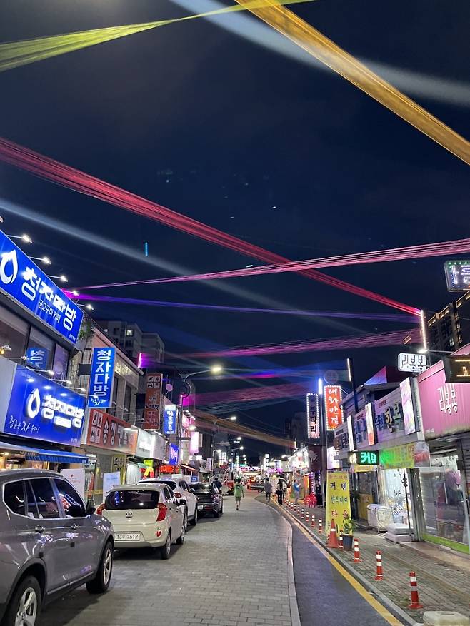 광주광역시 광산로에 설치된 스트링아트 작품 '하늘, 땅 그리고 선과 빛'. /사진=송인경 작가