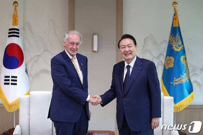 윤석열 대통령이12일 용산 대통령실 청사에서 에드 마키 미국 연방 상원의원을 접견하며 악수를 나누고 있다. (대통령실 제공) /사진=뉴스1