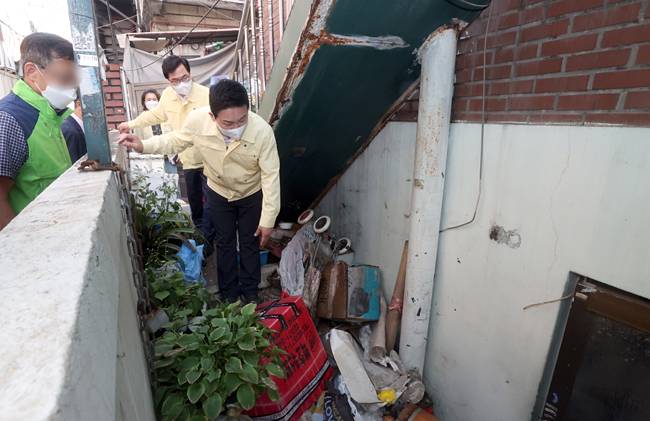 원희룡(앞) 국토부 장관이 지난 10일 박일하 서울 동작구청장과 함께 집중호우로 주택이 침수된 동작구 상도3동을 주택가를 점검하고 있다. 연합뉴스