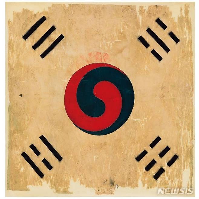 [서울=뉴시스] 태극기,embroidered on silk, 86.5☓89.0cm, 9000만 원~3억 원
