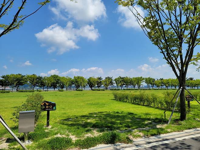 [서천=뉴시스] 충남 서천 금강하굿둑 국민여가캠핑장. (사진= 서천군 제공) *재판매 및 DB 금지