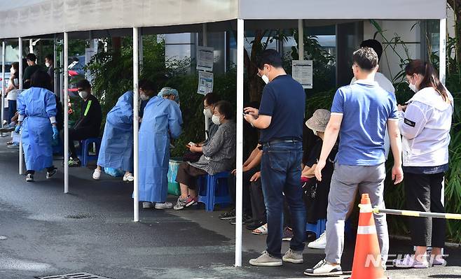 [대구=뉴시스] 12일 오전 대구 수성구보건소 선별진료소에서 시민들이 PCR 검사를 받기 위해 순서를 기다리고 있다. 2022.08.12. lmy@newsis.com