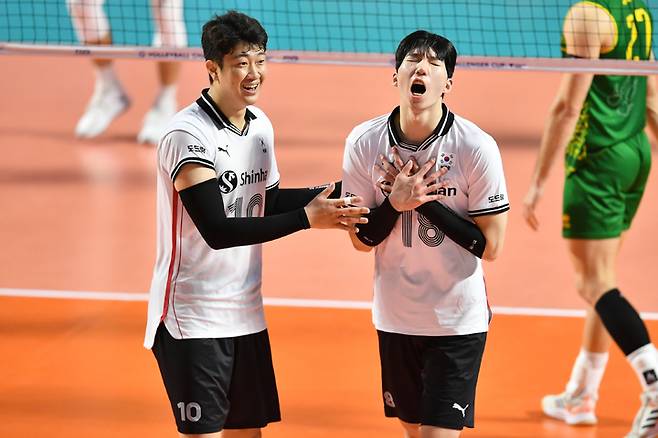 [서울=뉴시스] 지난 28일 서울 잠실 실내체육관에서 열린 2022 국제배구연맹(FIVB) 발리볼챌린저컵 한국과 호주의 경기에서 허수봉이 안도의 포즈를 취하고 있다. (사진=대한민국배구협회 제공) 2022.07.29. newsis@photo.com *재판매 및 DB 금지