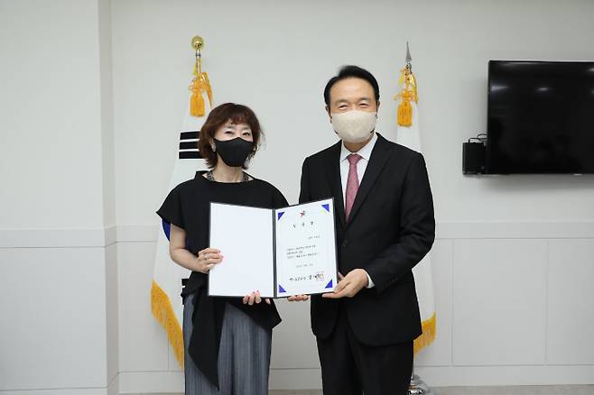 임명장 수여식에서 기념촬영을 하고 있는 임태희 경기도교육감(왼쪽)과 서혜정 신임 정책기획관(오른쪽). 경기도교육청 제공