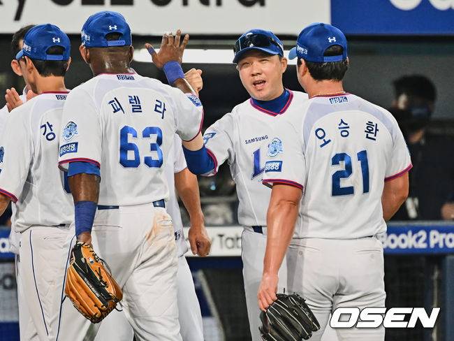 [OSEN=대구, 이석우 기자]삼성 라이온즈 박진만 감독 대행이 KIA 타이거즈에 7-6으로 승리한 후 선수들과 하이파이브를 하고 있다. 2022.08.12 / foto0307@osen.co.kr