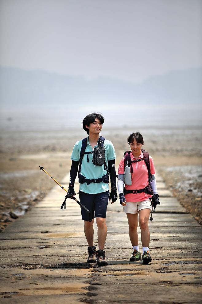 측도 해안선을 걷는 최동혁·이재경씨.