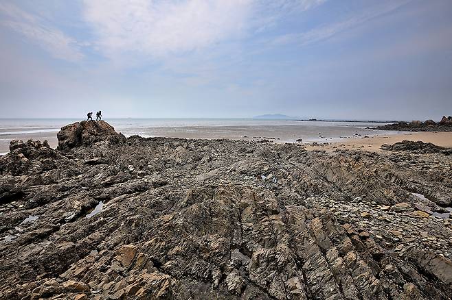 장경리해변 오른쪽 끝의 자갈지대. 해무에 싸인 자월도가 신기루처럼 떠있다.