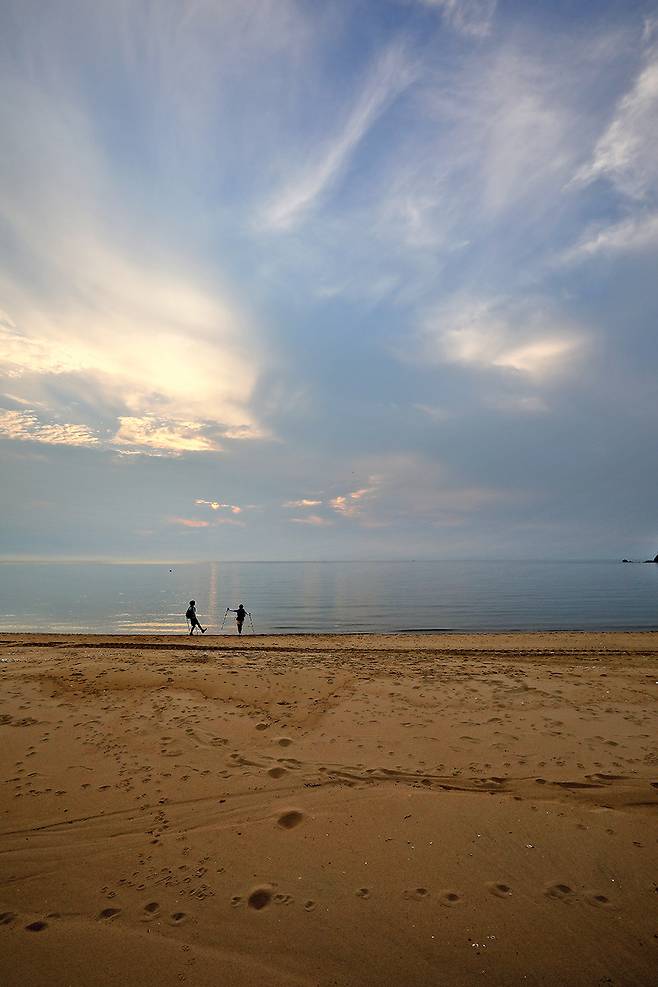 장경리해수욕장의 낙조. 화려한 색조로 노을이 지는 '하늘 극장'의 작품이 매일 상영된다.