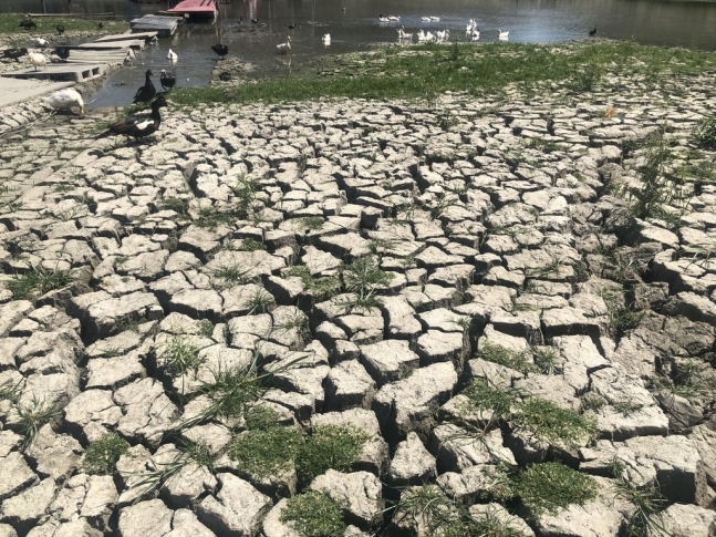 가뭄으로 바닥이 드러난 멕시코 북부 라보카 댐 저수지. 연합뉴스