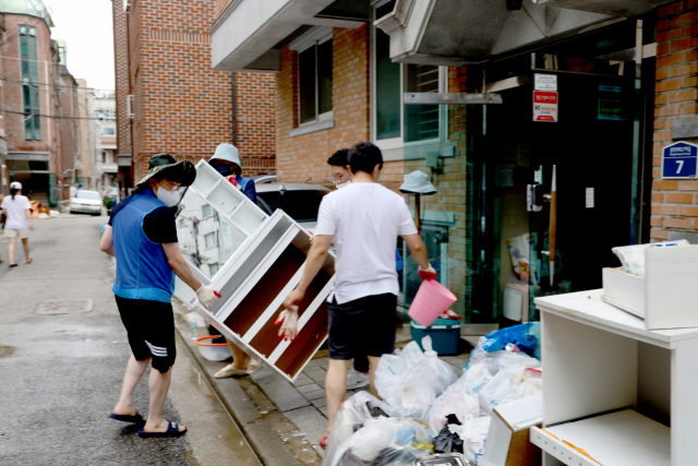 경찰청공무원노동조합 관계자들이 11일 서울 동작구에서 폭우 피해 봉사활동을 벌이고있다. 노조 제공