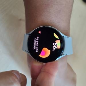 오른쪽 버튼 두개를 동시에 눌러 체성분을 측정하고 있다. /사진=노현섭 기자