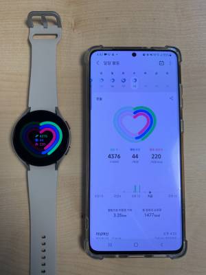 ‘갤럭시워치4’(왼쪽)와 연동된 삼성 헬스 앱/사진=노현섭 기자