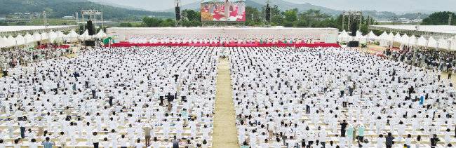 6월 12일 충남 논산 상월면 석종리의 증산도 ‘상생월드센터’ 건립 부지에서 도생 1만여 명이 참여한 가운데 거행된 ‘착공 대천제 및 축하공연’.