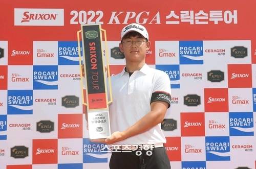 우승 트로피를 들어 보이는 조해명. KPGA 제공